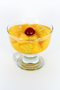 桃子在白色的玻璃杯中与新鲜酸樱桃相搭配橙果汁浆图片