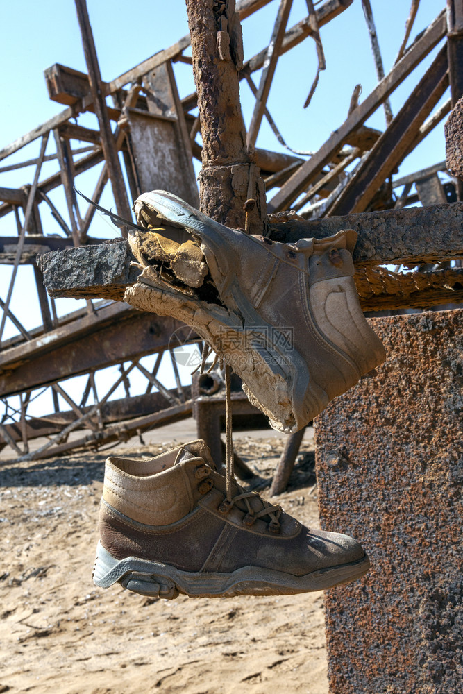 遗迹沙漠行业废弃工程非洲纳米比亚Skeleton海岸一个旧石油钻机的靴子和生锈基础设施图片