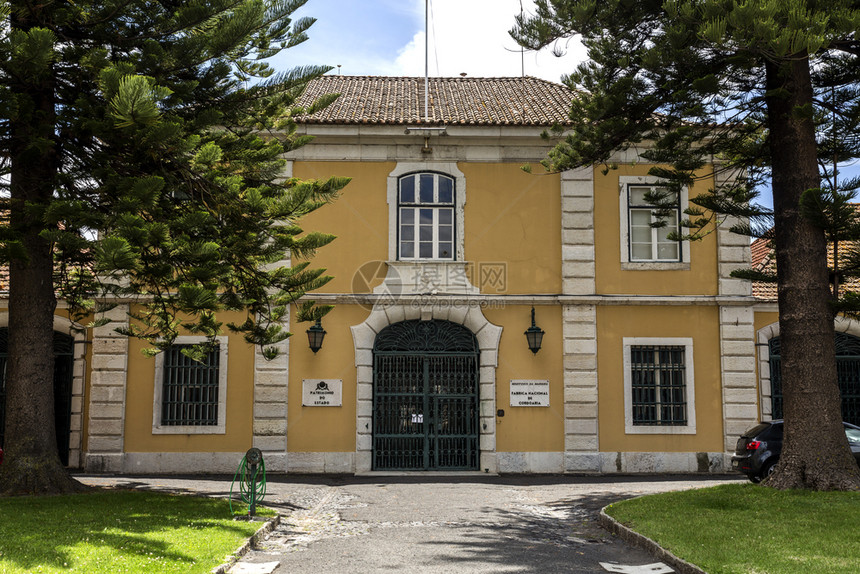 建筑学门北方CordoariaNational大楼的北面前绳索制造厂于18世纪在葡萄牙里斯本建造图片