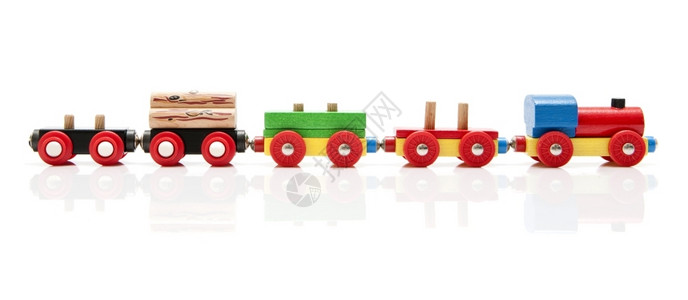拉排配有火车头和四辆马的木制玩具列一半从左到右卸货在白色背景上细微反射基本的背景图片