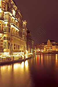 夜间从荷兰阿姆斯特丹到荷兰的城市风景阿姆斯特尔船经过图片
