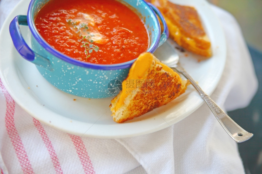 一杯番茄汤新鲜百香和烤奶酪三明治食物午餐纹理图片