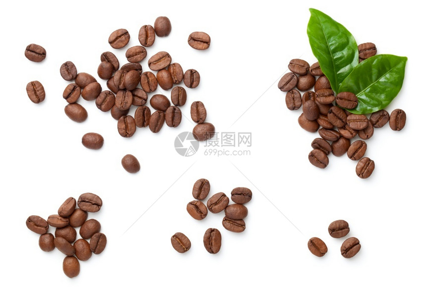 白色背景上的咖啡豆图片