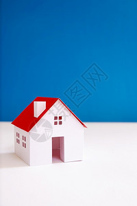 微型极简主义者白纸迷你屋有红色顶蓝背景住宅图片