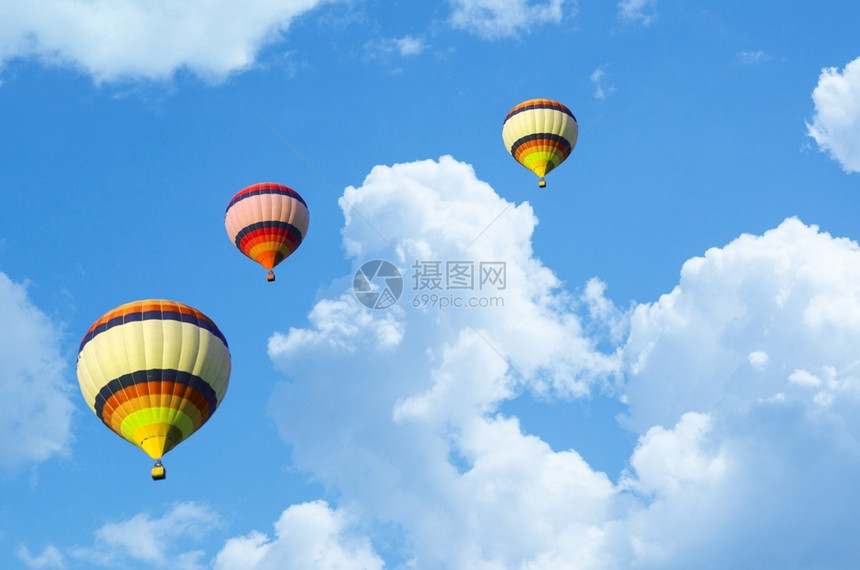 蓝色天空中的热气球图片