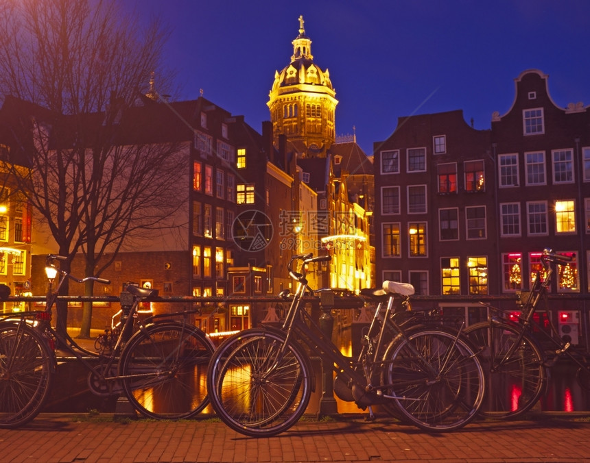 运输自行车户外夜间从荷兰阿姆斯特丹到荷兰的城市风景图片