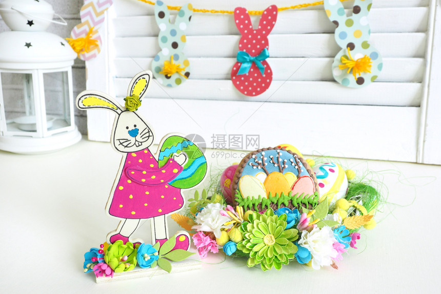 手绘花朵野兔复活节家庭装饰品带兔子的纸园配鸡蛋木兔雕像手工油漆配鸡蛋和姜饼的手工制作篮子图片
