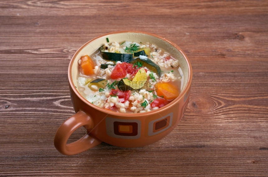 可口扁豆饮食Zuppadorzo带蔬菜传统意大利盘的麦汤图片