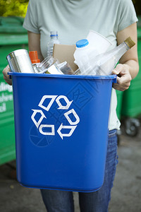 近距离女控股回收垃圾桶外门户象征环境图片