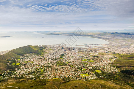假期绿色从南非表山对开普敦的空中浏览图从南非表山桌子图片