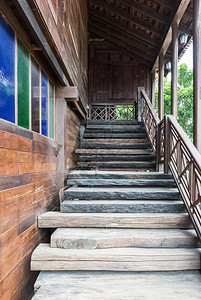 WoodenStonesicase到老房子的顶楼木头梯最佳图片