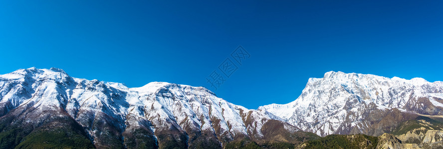 一种晴天阳光喜马拉雅山上雪的美丽景色在尼泊尔晴朗的日落图片