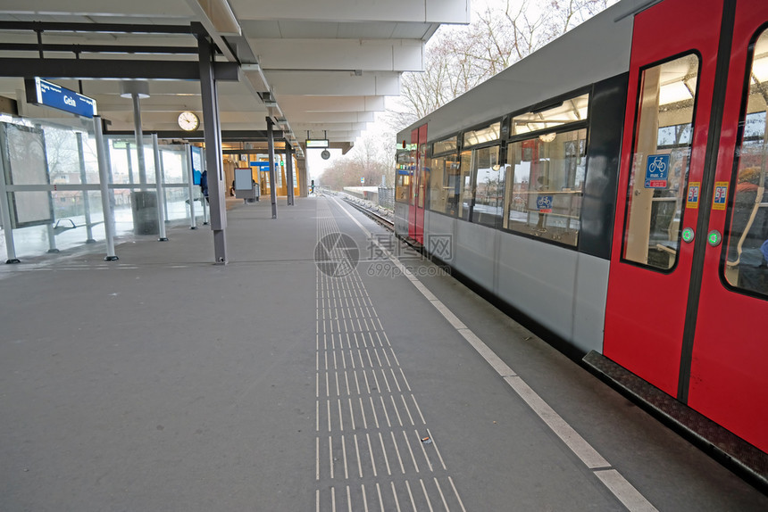 生活运输欧洲荷兰阿姆斯特丹Gein站等候的地铁图片