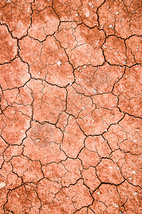 可见的肮脏天气热和特定环境造成的可见裂缝在气候条件恶劣的下引起图片