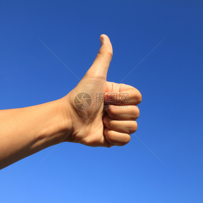 积极男接受使用蓝色天空的拇指图片