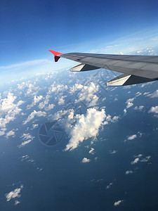 运输空气中的机翼飞在云上高美丽的图片