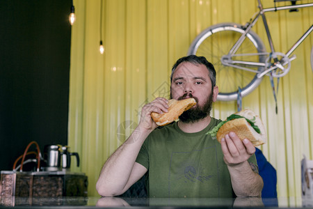 垃圾汉堡包饿着吃三明治的饥饿男人图片