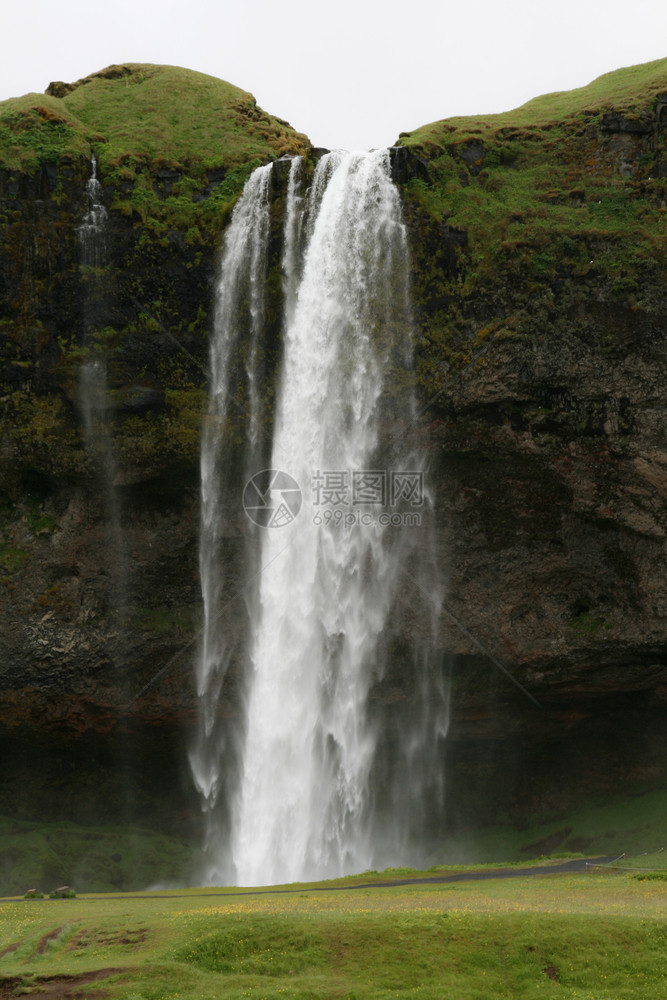 冰岛玩穿过瀑布的通道感人图片