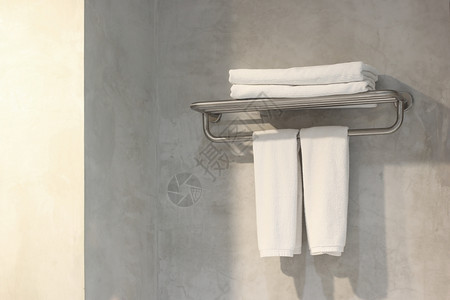 套房屋浴室毛巾架上的白浴图片