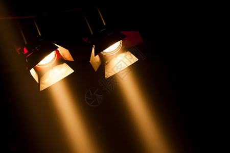 光束技术黑色背景的两场戏剧聚光灯照明图片