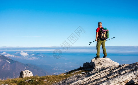 站在山顶的登山者图片