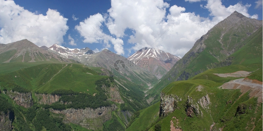 全景的观格鲁吉亚高加索山路德维希攀登图片