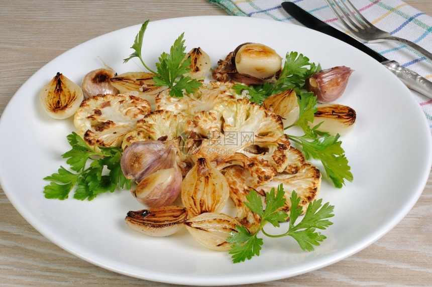 食物卡路里营养的大蒜和洋葱炒菜花加大蒜和洋葱的暖热开胃菜图片