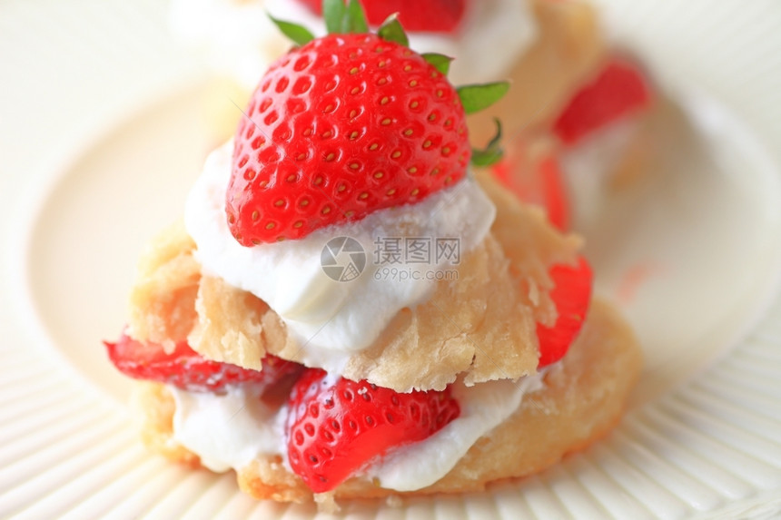 奶油烹饪小吃型新鲜草莓短煎饼图片