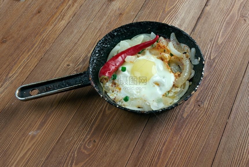 平底锅美味的一顿饭土耳其早餐鸡蛋加洋葱SoganlYymurta图片