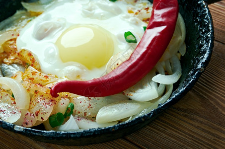 绿色平底锅土耳其早餐鸡蛋加洋葱SoganlYymurta美食图片