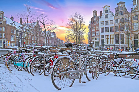 建筑学白雪皑造日落时冬天荷兰的雪季阿姆斯特丹图片