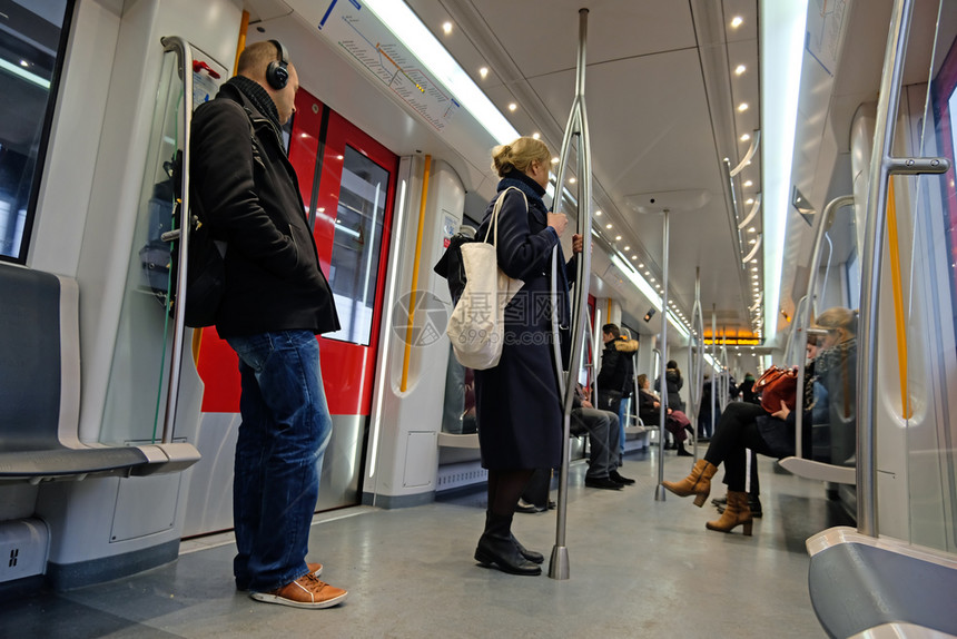 旅行城市商人荷兰阿姆斯特丹州2019年8月日公交员前往上班途中在地铁的公交员图片
