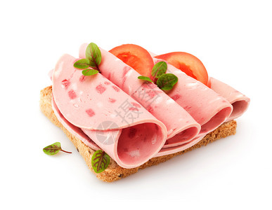 装饰风格叶子晚餐三明治和切片香肠在白面包上用西红柿和草药图片