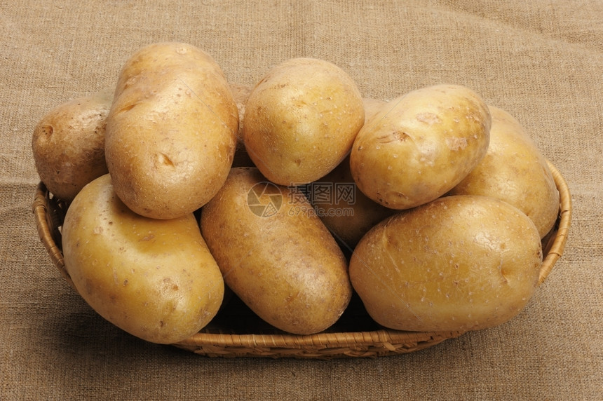 质地块茎健康几个棕土豆在一篮子里图片