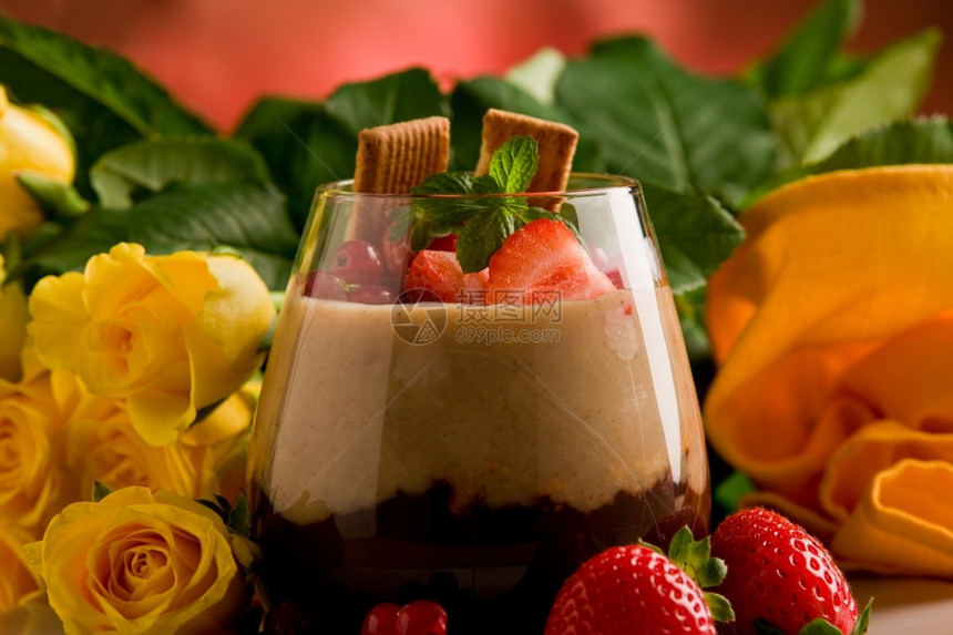 甜点可口正面在玫瑰背景前有浆果的巧克力栗子甜瓜图片