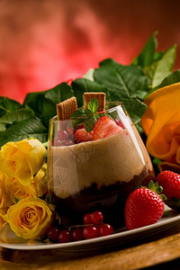 浆果布丁兔反射在玫瑰背景前有浆果的巧克力栗子甜瓜一种背景