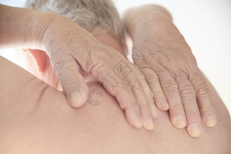 手指肌肉上士试图在背部到达痛苦地区健康状况图片