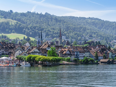 城市阳光瑞士Zug市照片来自Zug湖对面拍摄的相片穿过图片
