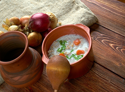 盘子格劳宾登大麦汤来自瑞士的经典汤食物的图片
