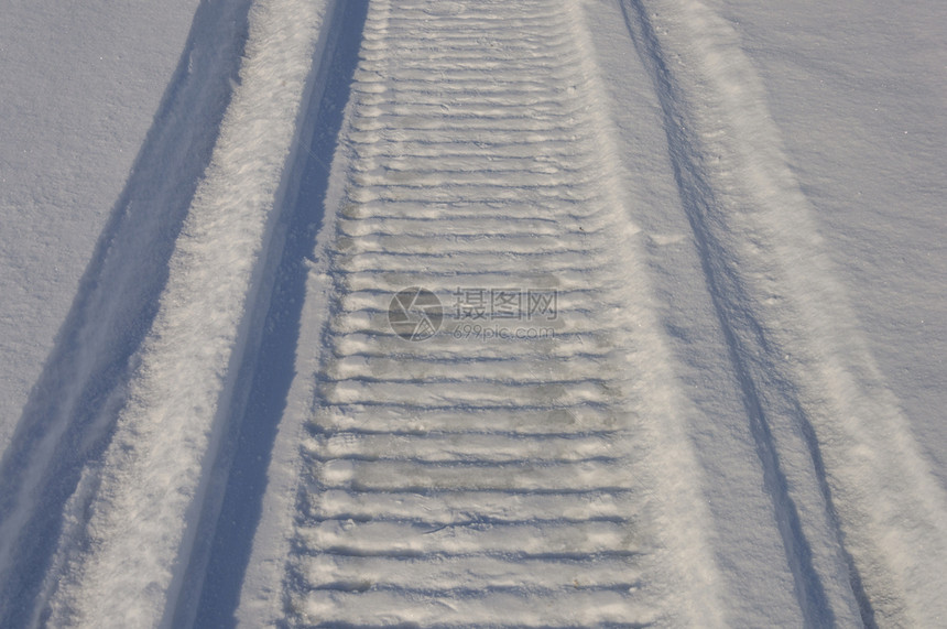 冬天痕迹户外关闭积雪田中的地运动道图片