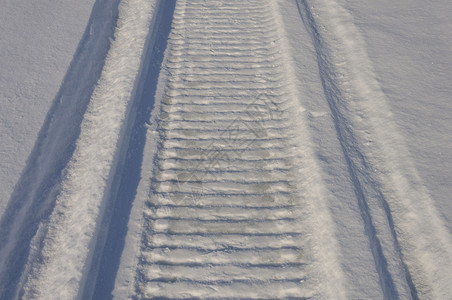 冬天痕迹户外关闭积雪田中的地运动道图片