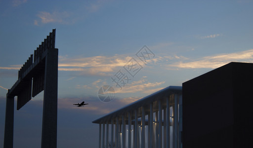 晚上在城市的天线与飞机休眠天空城市景观际线图片