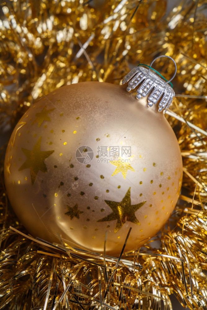 箔领域金黄酒和铁皮作为圣诞节的装饰品闪光图片