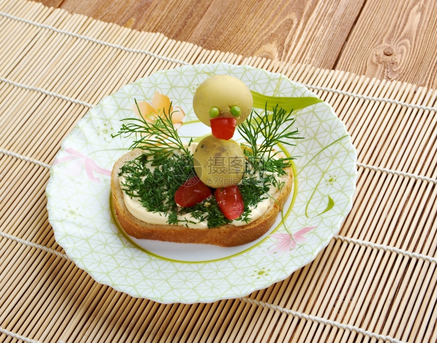 美食有趣的黄瓜以鸭蛋和番茄做儿童早餐图片