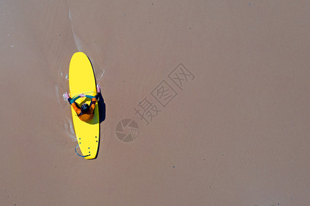 课程空中从一个冲浪者放松在她的冲浪板亚特兰地的海洋天线谷图片