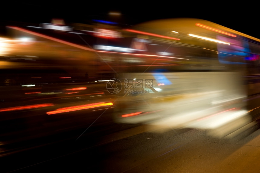 速度夜间城市交通灯在动驾驶运输图片