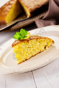 面包烘烤的吃白桌上柠檬海绵蛋糕的照片图片