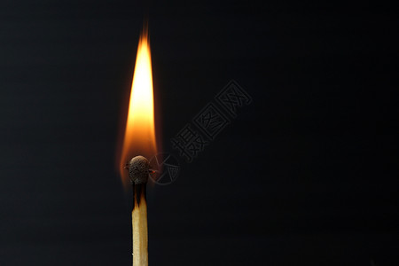 黑色背景上隔离的火柴燃烧照片木头黑色的易燃图片