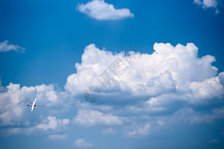 娱乐蓝色的在阴云天空中飞翔滑机风险图片