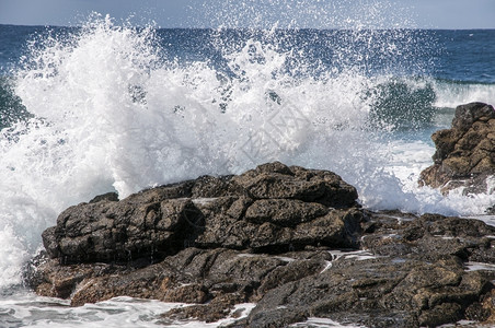 海浪观测到的岩石海滩水色兰萨罗特岛自然图片